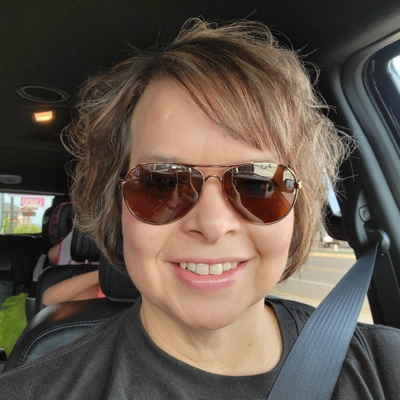 Meet your Posher, Karin - Picture 2 of 2